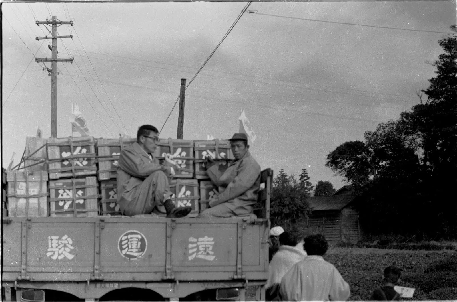 初荷のトラックに乗る若き従業員
